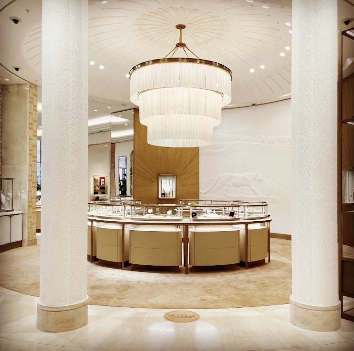 Crealumin's tweet photo. Cartier, Dubai, Émirats Arabes Unis 🇦🇪📍 

#Crealumin @Crealum_in 💡 https://t.co/cU0l1SkN0d