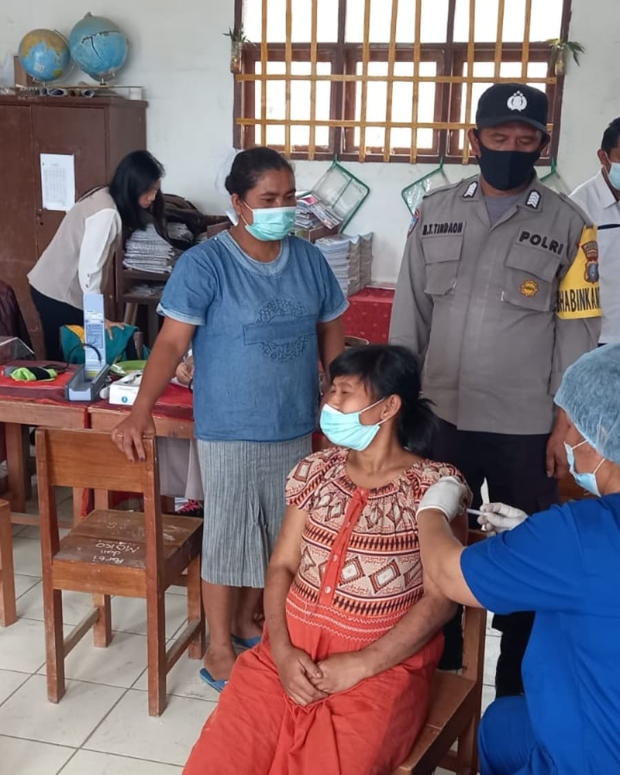 PolsekSamosir's tweet photo. Hari Rabu* 
Tgl 19 Januari 2022* 
Pukul 09.00 wib s/d selesai*

Bhabinkamtibmas *BRIPKA MT. TINDAON* dan Kanit Intel *BRIPKA INMAS W*
 Melaksanakan Pengamanan dan Pendampingan pelaksanaan *Vaksinasi Merdeka Usia 6 s/d 11 Tahun* yang dilaksanakan di *SD Negeri 3 Sijambur*. https://t.co/9snmpybtuO