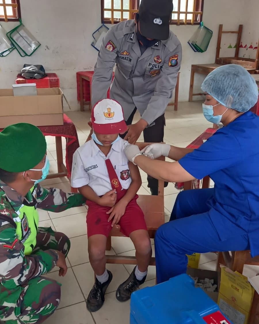 PolsekSamosir's tweet photo. Hari Rabu* 
Tgl 19 Januari 2022* 
Pukul 09.00 wib s/d selesai*

Bhabinkamtibmas *BRIPKA MT. TINDAON* dan Kanit Intel *BRIPKA INMAS W*
 Melaksanakan Pengamanan dan Pendampingan pelaksanaan *Vaksinasi Merdeka Usia 6 s/d 11 Tahun* yang dilaksanakan di *SD Negeri 3 Sijambur*. https://t.co/9snmpybtuO