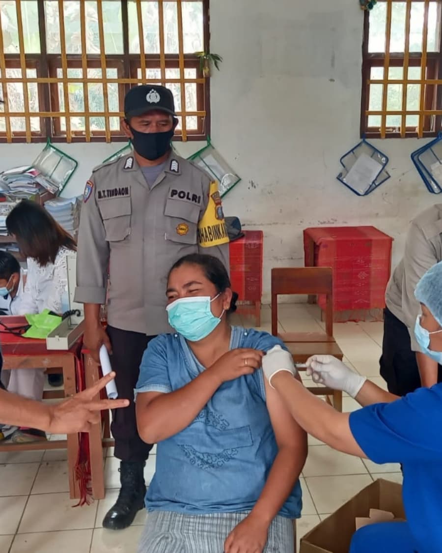 PolsekSamosir's tweet photo. Hari Rabu* 
Tgl 19 Januari 2022* 
Pukul 09.00 wib s/d selesai*

Bhabinkamtibmas *BRIPKA MT. TINDAON* dan Kanit Intel *BRIPKA INMAS W*
 Melaksanakan Pengamanan dan Pendampingan pelaksanaan *Vaksinasi Merdeka Usia 6 s/d 11 Tahun* yang dilaksanakan di *SD Negeri 3 Sijambur*. https://t.co/9snmpybtuO