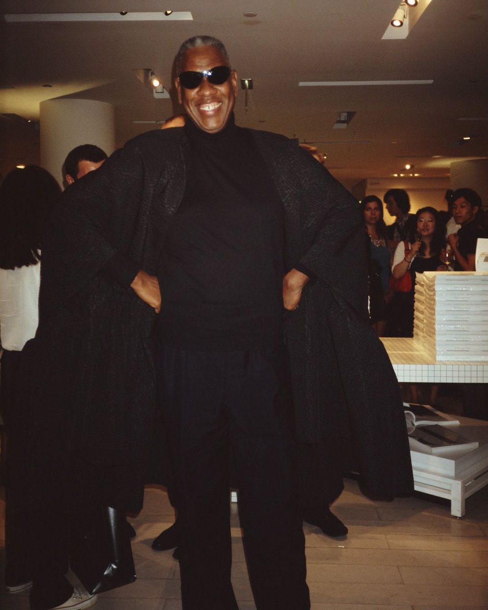 BritishVogue's tweet photo. André Leon Talley, a trailblazing pioneer and former editor-at-large and creative director of American Vogue, has died aged 73: https://t.co/oyc5a0oRVq https://t.co/QdVn9j629s