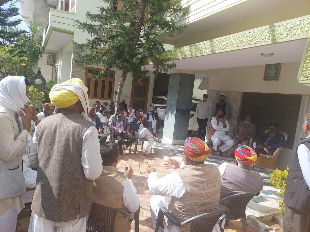 MLA_Virendra's tweet photo. आज आवास पर आये हुए आमजन से मुलाक़ात करके उनकी समस्याओं को सुना व त्वरित निवारण हेतु सम्बन्धित अधिकारियों को निर्देशित किया ॥ 

#MLAVirendraSingh https://t.co/um8Spbky4g