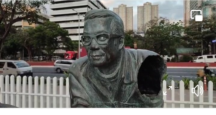 Hala🤣🤣🤣🤣nawala ang isang braso ni Ninoy??ramdam nyo na ang galit ng taong bayan!!!!
