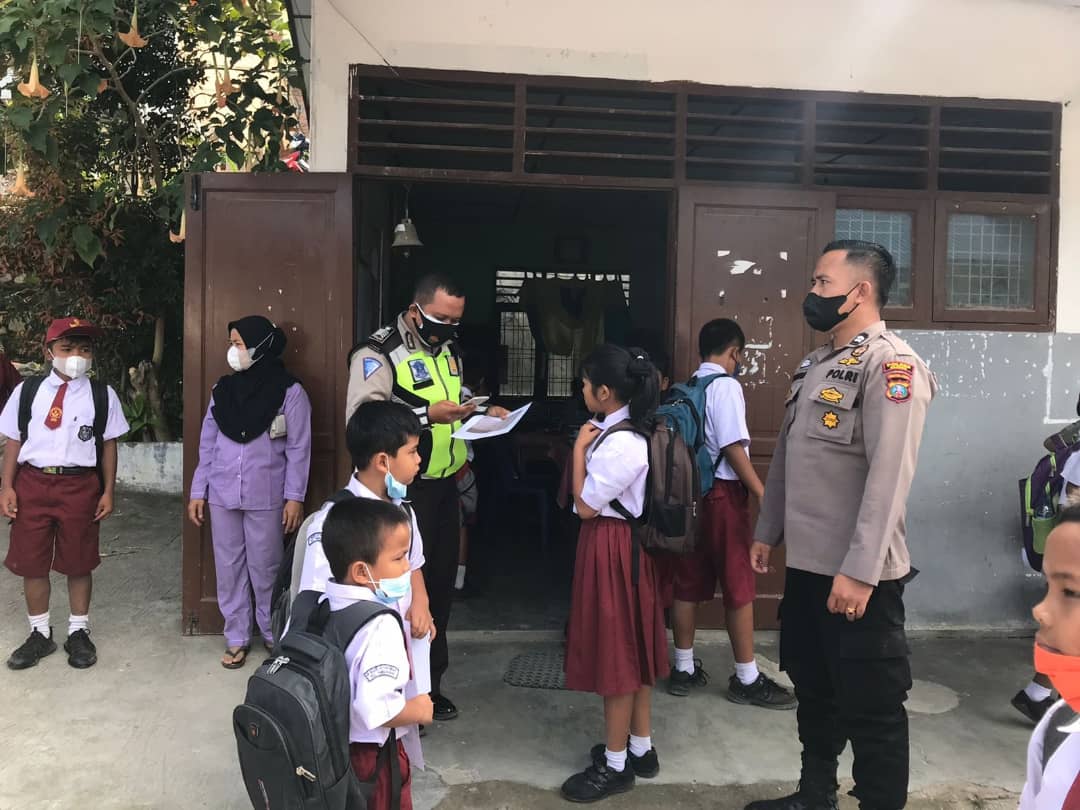 PolsekSamosir's tweet photo. Hari Rabu*
Tgl 19 Januari 2022* 
Pukul 10.00 wib

Bhabinkamtibmas Polsek Pangururan *BRIPTU DANIEL E LUMBANTORUAN, SH* melakukan penjemputan siswa/i SD N 29 Pardomuan I dan mengantarkan ke lokasi pelaksanaan vaksin yang berlokasi di Aula SD N 1 Pardomuan I Kec. Pangururan. https://t.co/jdBLaCgqAE