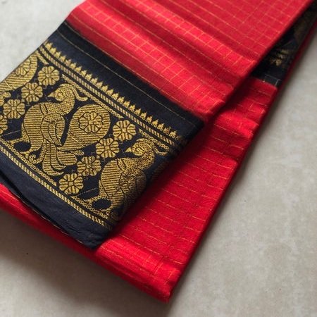 desidrapes's tweet image. These powerloom sarees are being sold online, especially on Facebook and Instagram as Sungudis. No harm selling powerloom but why use the name of a heritage handloom weave? Some regulations have to be put in place if we want to #savehandloom
