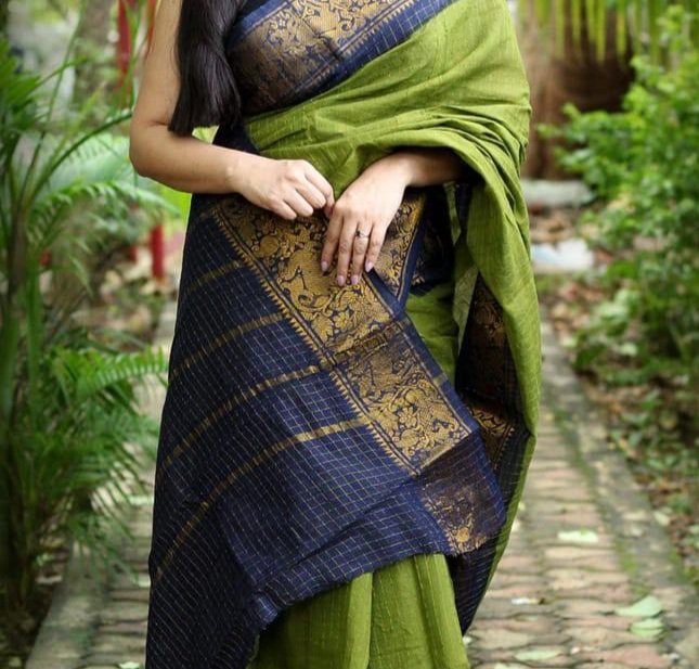 desidrapes's tweet image. These powerloom sarees are being sold online, especially on Facebook and Instagram as Sungudis. No harm selling powerloom but why use the name of a heritage handloom weave? Some regulations have to be put in place if we want to #savehandloom
