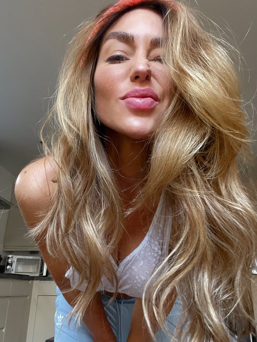 Hope you&rsquo;re having a good week 😘 https://t.co/aYV76W212L