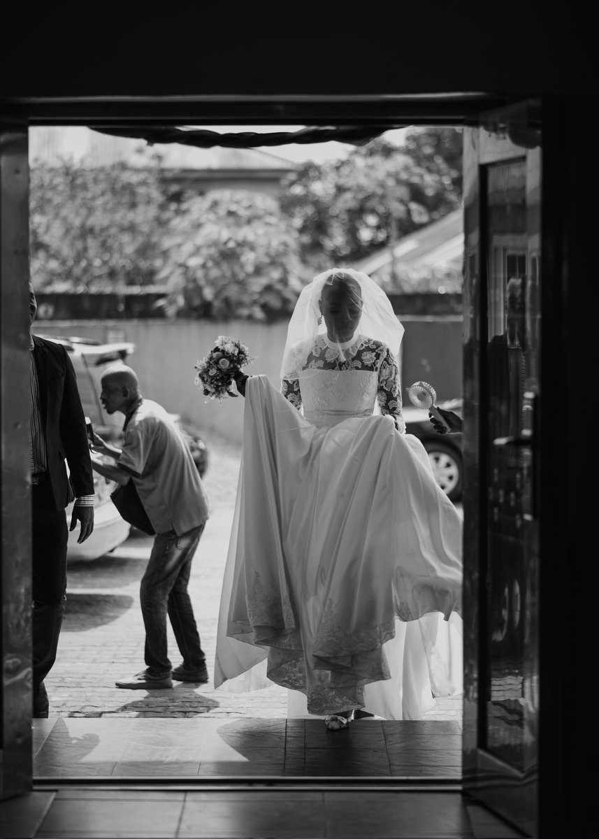 emmanely32's tweet photo. A comrade bride

1. "Hello, I dey come marry you"
2. Violence in the building
3. Bag secured. 

#wedding #twitterbride #weddingphotographer https://t.co/I7eCKaqjZp