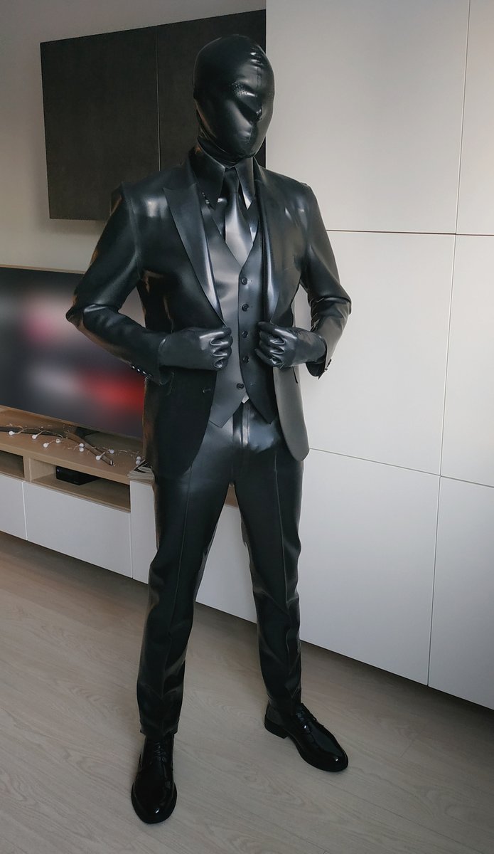 RubberBRO's tweet photo. 3-Piece classic latex suit by RubberBro
Jacket 1 mm - 450 Eur
Pants - 0.6 mm 250 Eur
Vest - 0.8 mm 150 eur
Tie 1 mm - 20 eur https://t.co/QyECPPZ09F