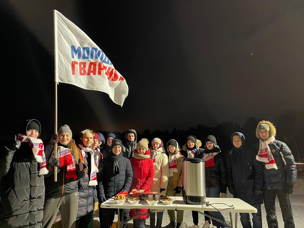 mger_mo's tweet photo. Крещение Господне с командой «Молодой Гвардии Единой России» 

Традиционно считается, что троекратное погружение в воду даёт силы на весь год. 

Ну, а мы сделали все, чтобы жителям Подмосковья было тепло, вкусно и уютно! 

#ЗимаВПодмосковье #ТоЧтоНасОбъединяет https://t.co/1qEoB8Us6E
