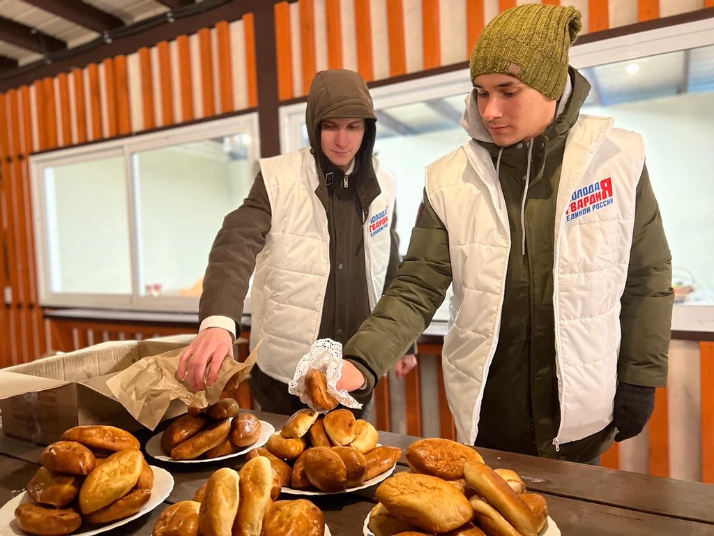 mger_mo's tweet photo. Крещение Господне с командой «Молодой Гвардии Единой России» 

Традиционно считается, что троекратное погружение в воду даёт силы на весь год. 

Ну, а мы сделали все, чтобы жителям Подмосковья было тепло, вкусно и уютно! 

#ЗимаВПодмосковье #ТоЧтоНасОбъединяет https://t.co/1qEoB8Us6E