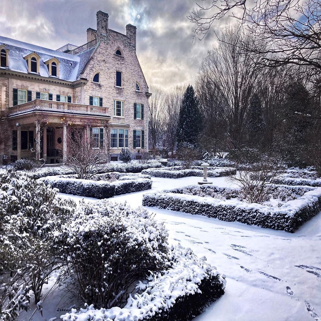 rochester's tweet photo. Even in wintertime, George’s garden looks good 🪴☃️ #thisisroc 📸: Frank D. ❄️ @VisitRochester @EastmanMuseum @I_LOVE_NY #roc https://t.co/EHCu1XM4fk