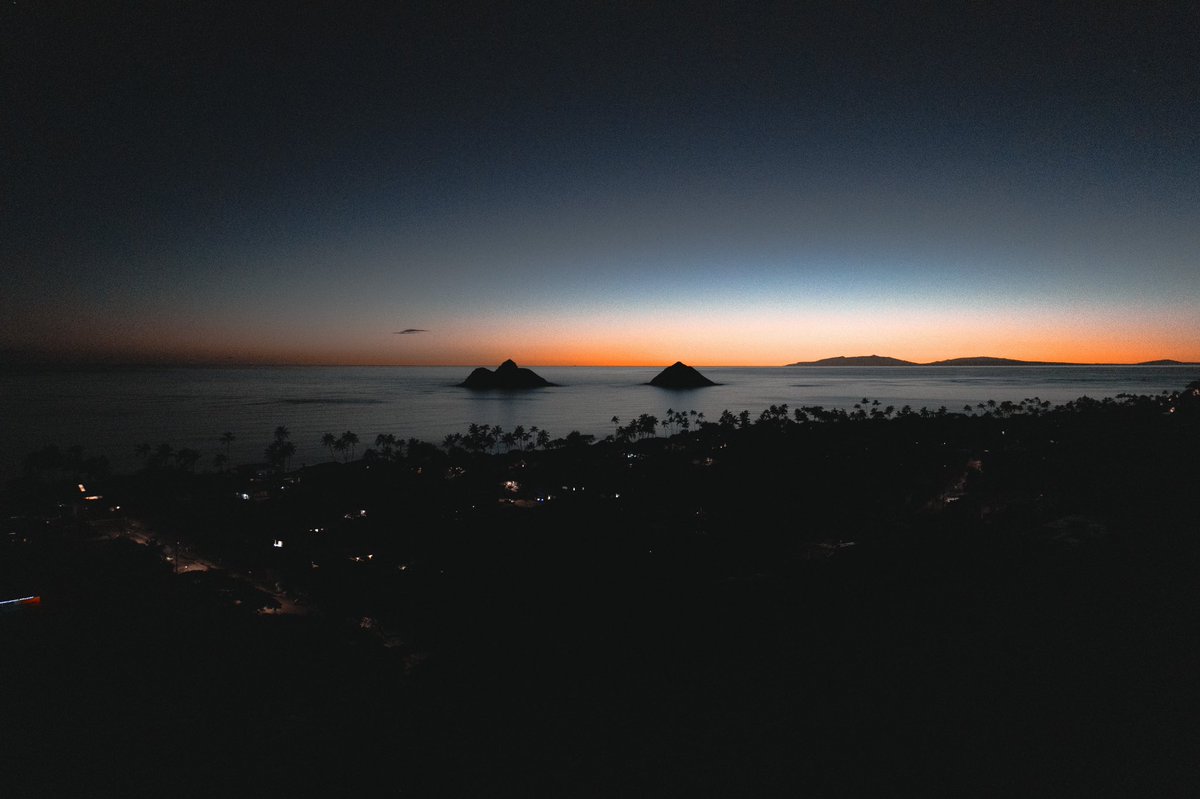 TheWillieGoat's tweet photo. Sunrise over Kailua. It’s a beautiful sleepy surfing town on Oahu that’s definitely worth a visit. The streets are packed with a plethora of people from all walks of life.

#canonphotography @CanonUSA #photographylovers #photography #Oahu #sunrise #adventure @gokailua #travel https://t.co/64Zk3GbLJh