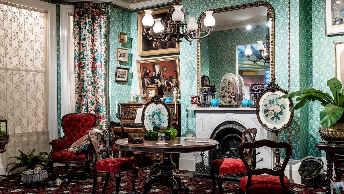 MuseumoftheHome's tweet image. If you can&apos;t make it to the Museum, try out our downloadable backgrounds for your video calls...or Zooms Through Time...

Take your pick from the 1830s drawing room, 1970s front room, 1630s Hall, 1990s living space or the 1870s parlour bit.ly/3mpUUxV 

#MuseumSelfieDay