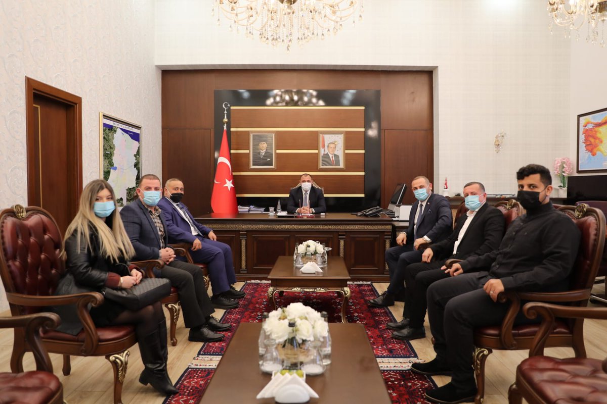 Valimiz Sayın Çetin Oktay Kaldırım, Sakarya Müteahhitler Birliği Başkanı Murat Bayrak ve beraberindeki iş insanlarını makamında kabul ederek taleplerini dinledi.

▪<a href="/valicetinoktay/">Çetin Oktay Kaldırım</a>