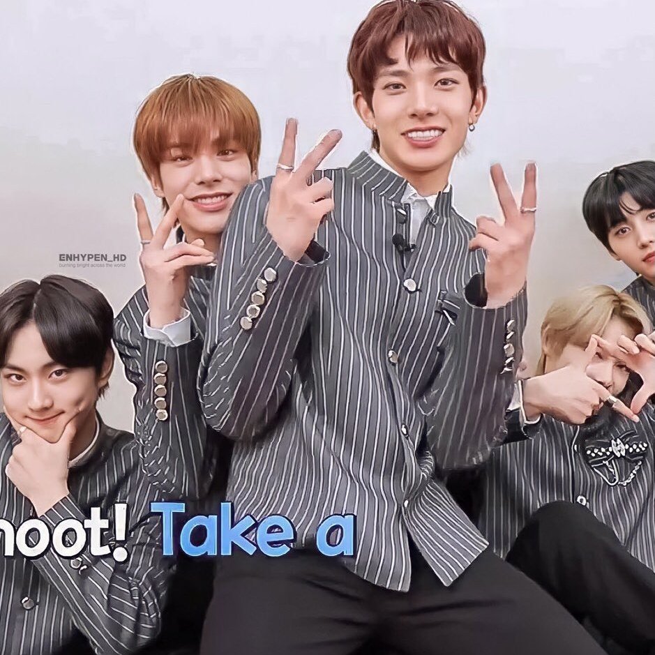 heeseungable's tweet photo. love the fact that heeseung is literally taller but he's the one who likes to sit on jake's lap instead https://t.co/VkuhuihVcf