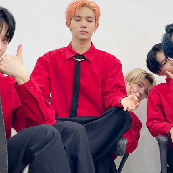heeseungable's tweet photo. love the fact that heeseung is literally taller but he's the one who likes to sit on jake's lap instead https://t.co/VkuhuihVcf