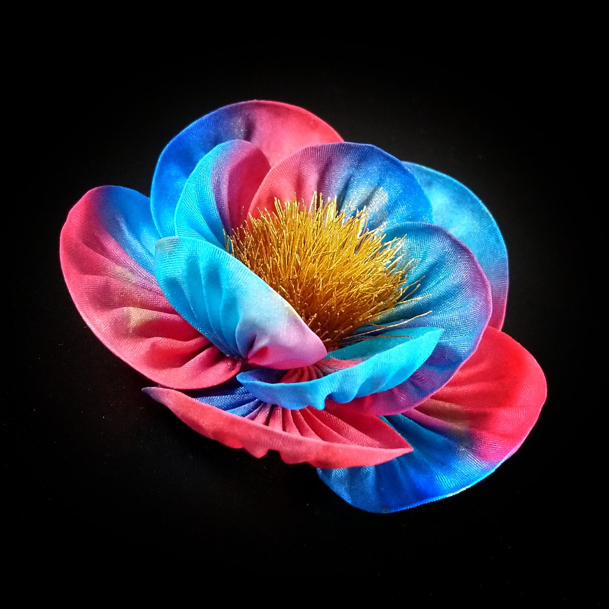 Takaracrafts's tweet photo. Bold and confident

An experiment on dye and bold colour combinations. Embellished with gold paint and threads.
#handmade #fashion #accessories #boldandbeautiful #sheffield #tsumamizaiku #japaneseart #kanzashi #kanzashiflower #camellia  #かんざし #つまみ細工 #elevenseshour https://t.co/UKFHTjEgmS