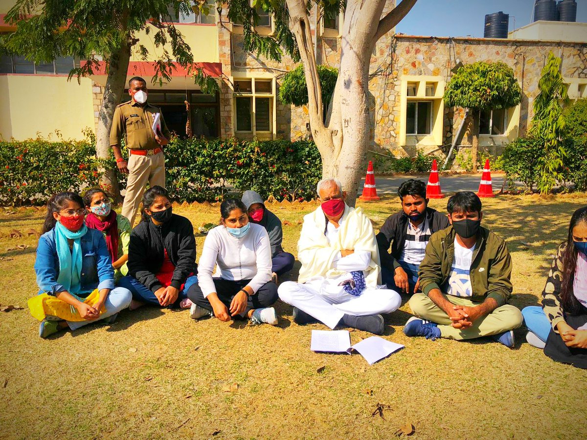 RaviParbeni's tweet photo. बाबा फिर से बैठ गए........
#रीट2021 पेपर लीक मामले की जांच आदि और बेरोजगारों की आवाज के लिए।
@DrKirodilalBJP @GolmadeviBJP https://t.co/o6TtiuIy2v https://t.co/KXkSODmbW3