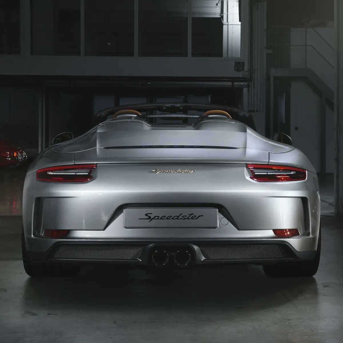 PlfFans's tweet image. Clearly a 911. And then again not. The 2019 #911Speedster with Heritage Design is probably the most individual 911 concept that you can see on the roads today. And definitely one of the most beautiful. Limited to 1,948 pieces.

#Porsche #PorscheExclusiveManufaktur #HeritageDesign