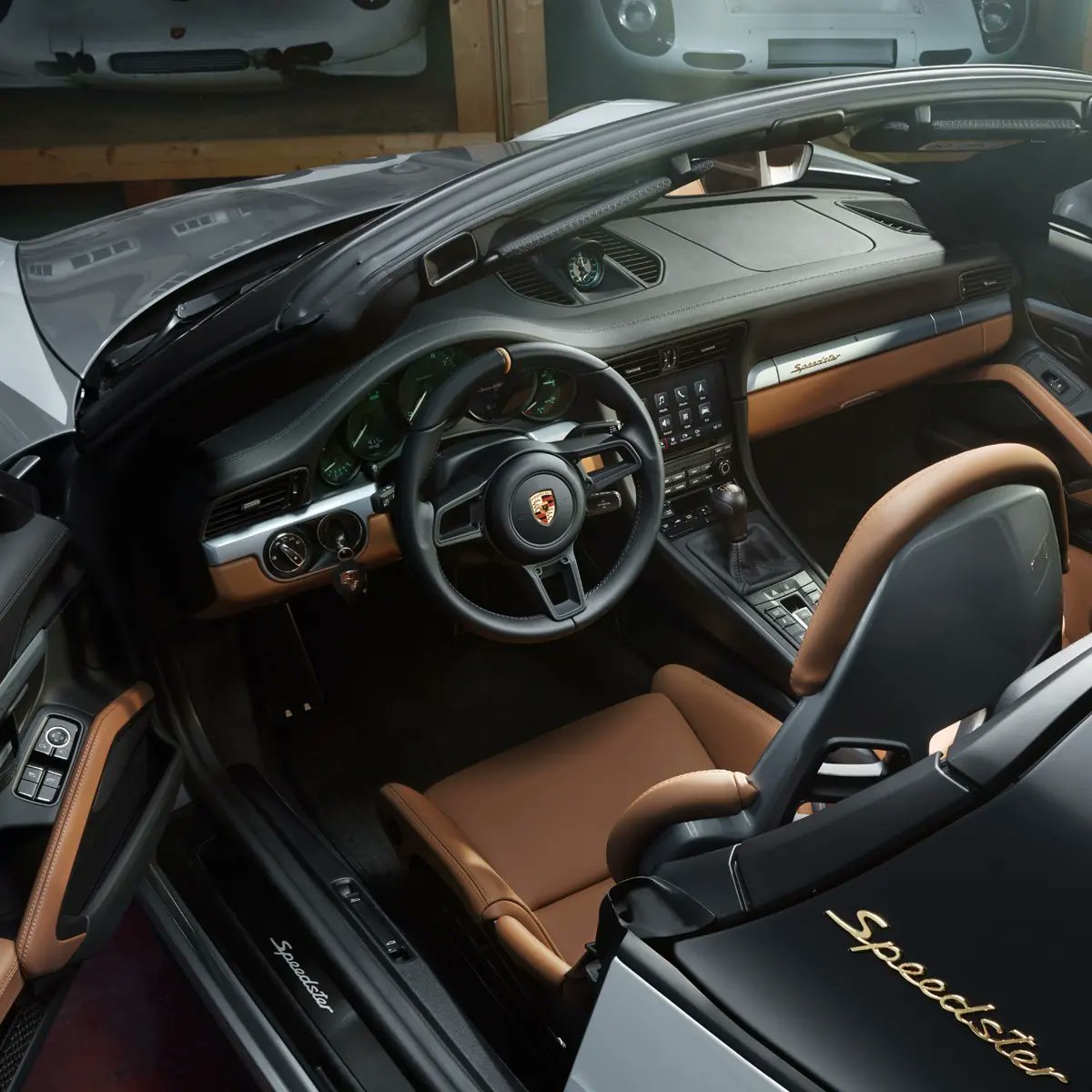 PlfFans's tweet image. Clearly a 911. And then again not. The 2019 #911Speedster with Heritage Design is probably the most individual 911 concept that you can see on the roads today. And definitely one of the most beautiful. Limited to 1,948 pieces.

#Porsche #PorscheExclusiveManufaktur #HeritageDesign