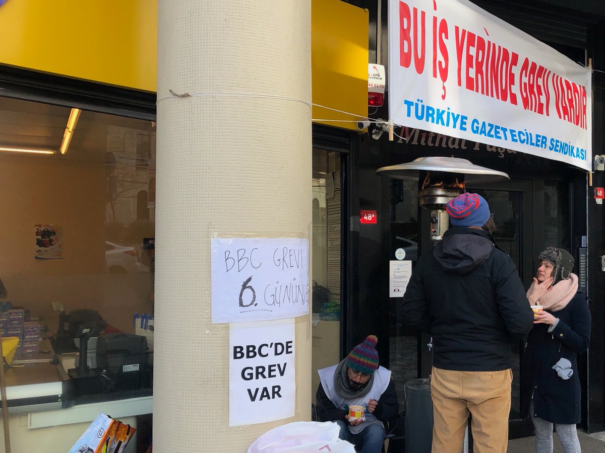 kfahim's tweet photo. Light snow on day 6 of strike by #BBC staff demanding pay that keeps pace with soaring living costs.“We see as discrimination the lack of recognition of some rights for Istanbul staff that are granted to BBC journalists in the UK” and elsewhere they say. #SolidarityBBCTurkey https://t.co/ovdwoA4Gk1