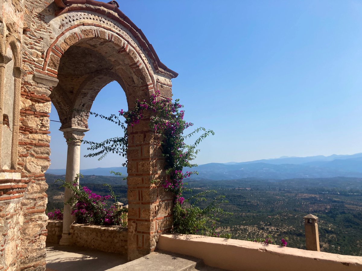 Hoy os llevo a Mystras. 

Una de las maravillas de Grecia 🇬🇷 y NO pertenece a la época clásica. 

Siendo uno de los centros de poder del imperio bizantino tardío (s.XIII), alcanzó el zenit en cuanto construcción de iglesias.