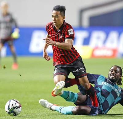 ベトビズ ベトナムに一番詳しいメディア おはようございます Jリーグは タイやベトナムのようなサッカー人気の高いアジア諸国での選手発掘に注力中 Jリーグ王者の川崎fはベトナムでスクールを開校済 月謝は安くないがほぼ毎日入会希望があると