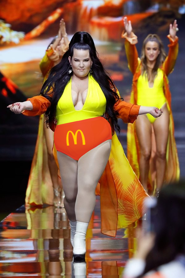 JsissyK's tweet photo. Netta here! The newest employee of @EatItUpPig and here to present the new MEGAPAMPS! Which will be available at any MegaCorp shop and restorant! Make sure to fill them up really good! Since MegaCorp owns them, and uses them for other business deals... https://t.co/jKZFHIVZTW