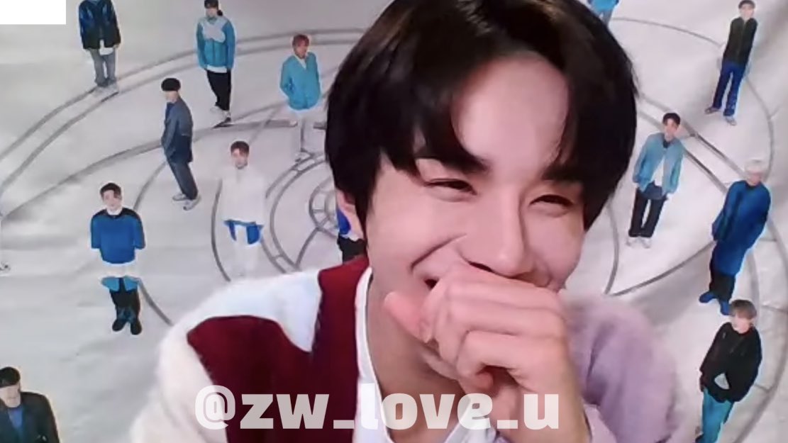 LOOKSKJW's tweet photo. seem like #JUNGWOO is having so much fun on today's fansign 🥺❤️ https://t.co/sObWPTU3BA