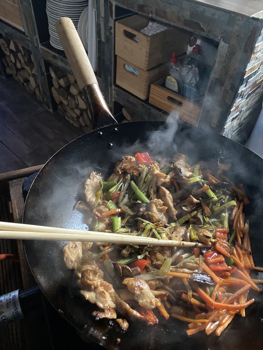 TH61's tweet photo. Es wird BUNT … #wok #outsidecooking https://t.co/9WcXRQsv6O