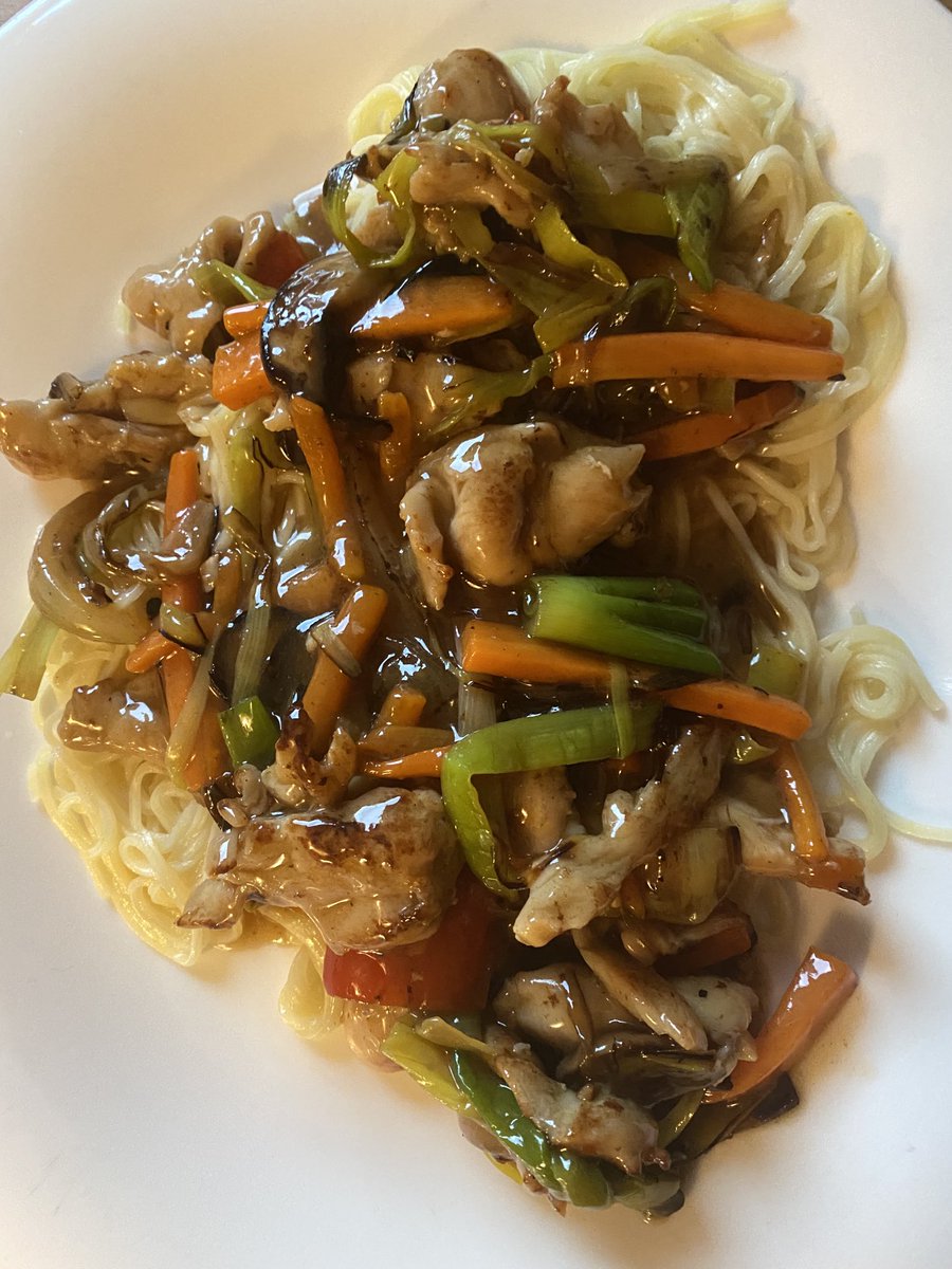 TH61's tweet photo. Es wird BUNT … #wok #outsidecooking https://t.co/9WcXRQsv6O