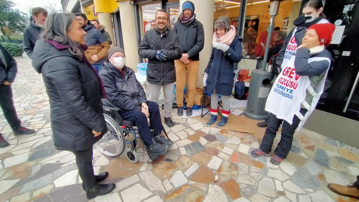 dilsatcanbaz's tweet photo. BBC Türkiye ofisinde, basın emekçileri, yandaş TÜİK verilerini dahi baz almayan yönetimin düşük ücret dayatmasına karşı @TGS_org_tr öncülüğünde grevdeler. Bugün @musaproglu vekilimizle birlikte grev alanını ziyaret ettik.
#BBCdeGrevVar #BBCTurkeyStrike #SolidarityBBCTurkey https://t.co/ytFWYKwusv