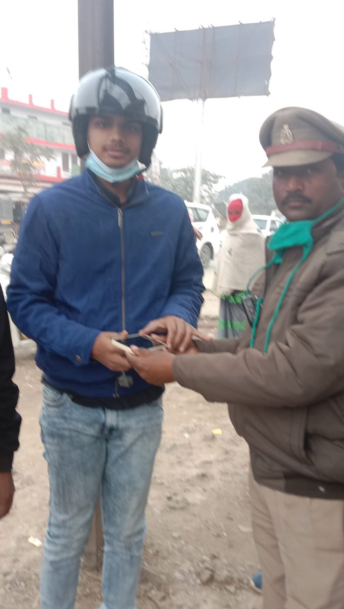 उ0 नि0 यातायात सुरेश कुमार रत्ना द्वारा ड्यूटी के दौरान नवीन फल मंडी गोरखपुर के गेट पर गिरा हुआ iPhone (57000) मिला, जिसे iPhone मालिक को सुपुर्द किया गया। iPhone मालिक द्वारा पुलिस की प्रशंसा की गई।
<a href="/IPS_VipinTada/">SSP GORAKHPUR</a>