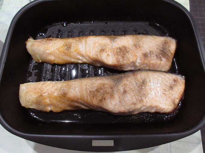 カインズのグリルプレート&家の魚焼きグリル初使用。ふっくら&ジューシー。今までフライパンで両面焼いてた俺のバカバカ～ 