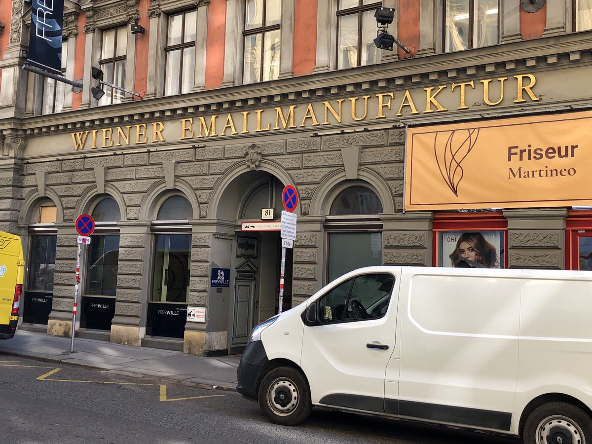 HasnainKazim's tweet photo. In Wien wird das Handwerk noch geschätzt. Hier werden sogar E-Mails in einer Manufaktur hergestellt. https://t.co/uzJf2sVmW1