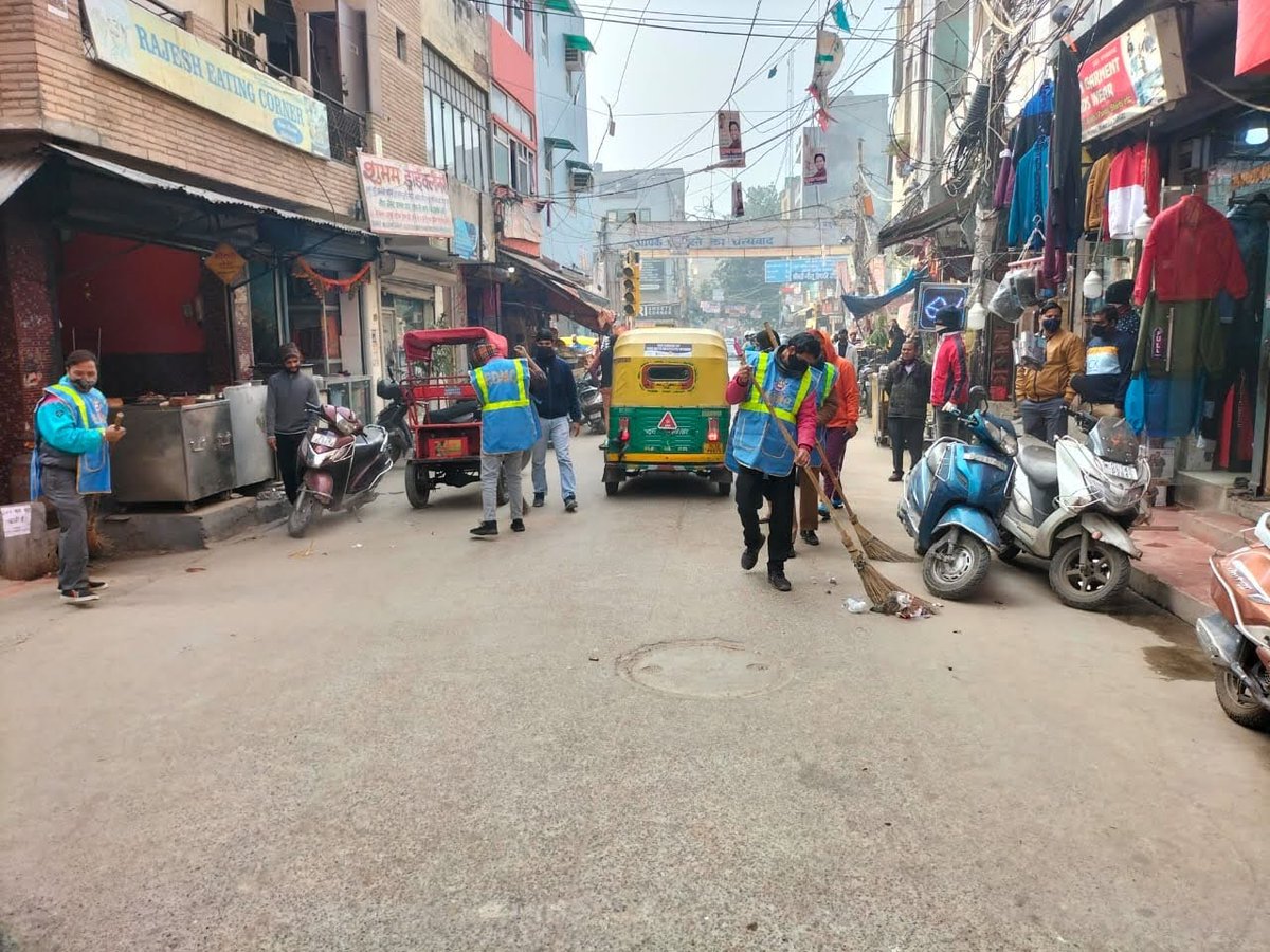 #MyCleanIndia <a href="/LtGovDelhi/">LG Delhi</a> <a href="/SwachhBharatGov/">Swachh Bharat Urban</a> <a href="/Secretary_MoHUA/">Srinivas Katikithala</a>  #AzadiKaAmritMahotsav #AmritMahotsav <a href="/MoHUA_India/">Ministry of Housing and Urban Affairs</a> #SwachhSurvekshan2022EDMC
(ULB CODE 900118)
Today EDMC conducted cleanliness drive in commercial areas to maintain cleanliness (Main market, Shakurpur ward no 15 E)