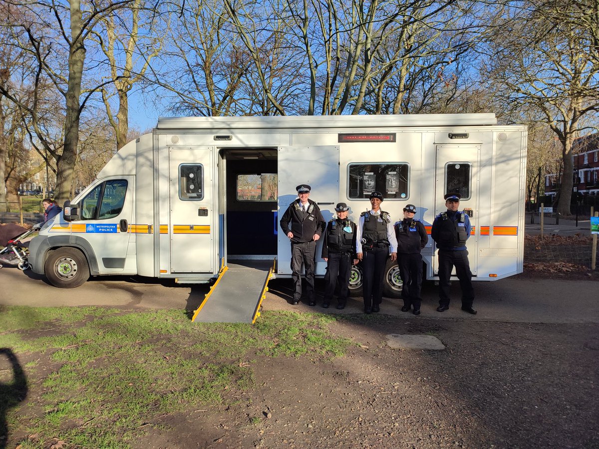 MPSHighburyEast's tweet photo. Mobile police station in Highbury Fields today, come and say hello #listen #localSNT https://t.co/FRxaRLzmYb