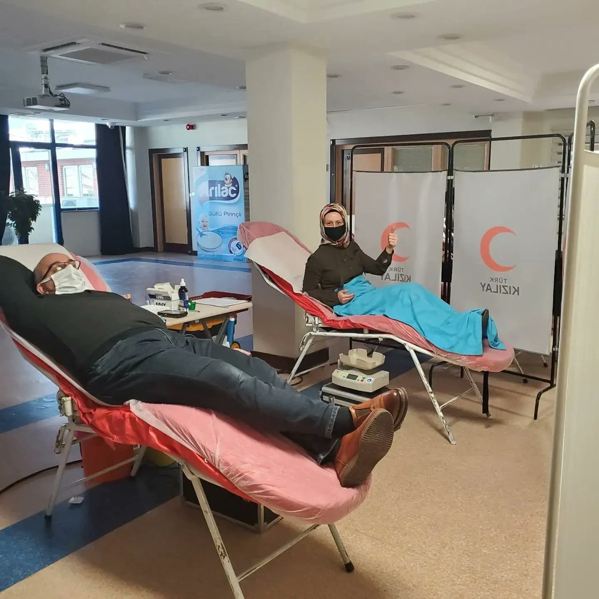 SultanlarGrup's tweet photo. KAN BAĞIŞI HAYAT KURTARIR! 
Kızılay işbirliği ile şirketimizde kan bağışı kampanyası düzenledik. Kan veren tüm çalışanlarımıza ve @Kizilay 'a teşekkür ederiz. #KanBağışı #Kızılay https://t.co/zq8sRBU4dn