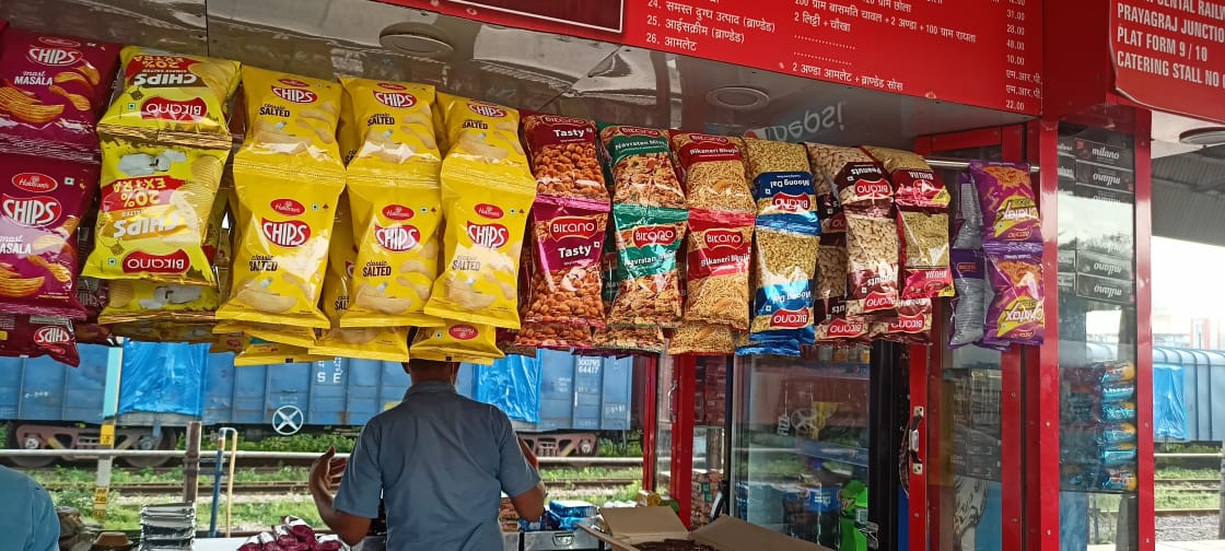 LUCILAPEO's tweet image. महोदय उत्तर मध्य रेलवे मुख्यालय द्वारा दिये गए अप्रूवल में कंपनियों द्वारा मनमानी की जा रही है रेलवे द्वारा अप्रूवल किसी का दिया  और कंपनियों द्वारा अन्य ब्रांड बेचे जा रहे है जो
अवैध है कृपया कार्यवाही करें
@AshwiniVaishnaw
 @GMNCR1 @RailMinIndia @drmncrald @DrmJhansi
@DRM_Agra