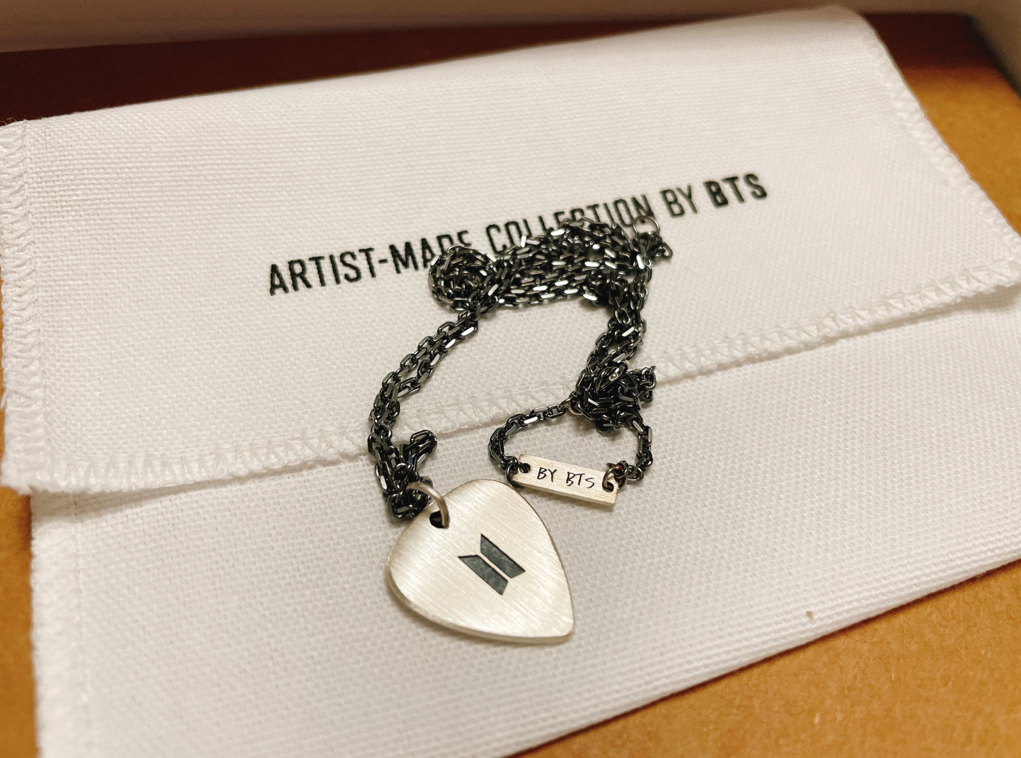 SUGA] GUITAR PICK NECKLACE(2024年6月末以降発送) – BTS JAPAN