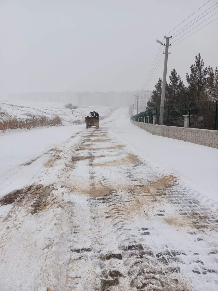 Kara teslim olmuyoruz.👍

❄️🌨️ Karla mücadele ekiplerimiz, İlçemizin ve kırsal mahallelerimizin yollarını açık tutmak adına,  çalışmalarına aralıksız devam ediyor.

#VeysiŞahin
#MidyatBelediyesi
#KarlaMücadeleEkibi
