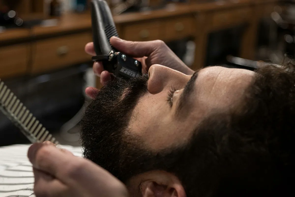 BarberiaGyC's tweet photo. Paciencia, dedicación, meticulosidad, perseverancia, compromiso.
Cualidades que tienen, y trabajan, la gente que se deja barba.
No es un camino fácil, tampoco rápido. 
En @barberiagyc conocemos este camino y sabemos cómo ayudarte en el buen mantenimiento de tu barba.🤝 https://t.co/UIg5Fb22Mu