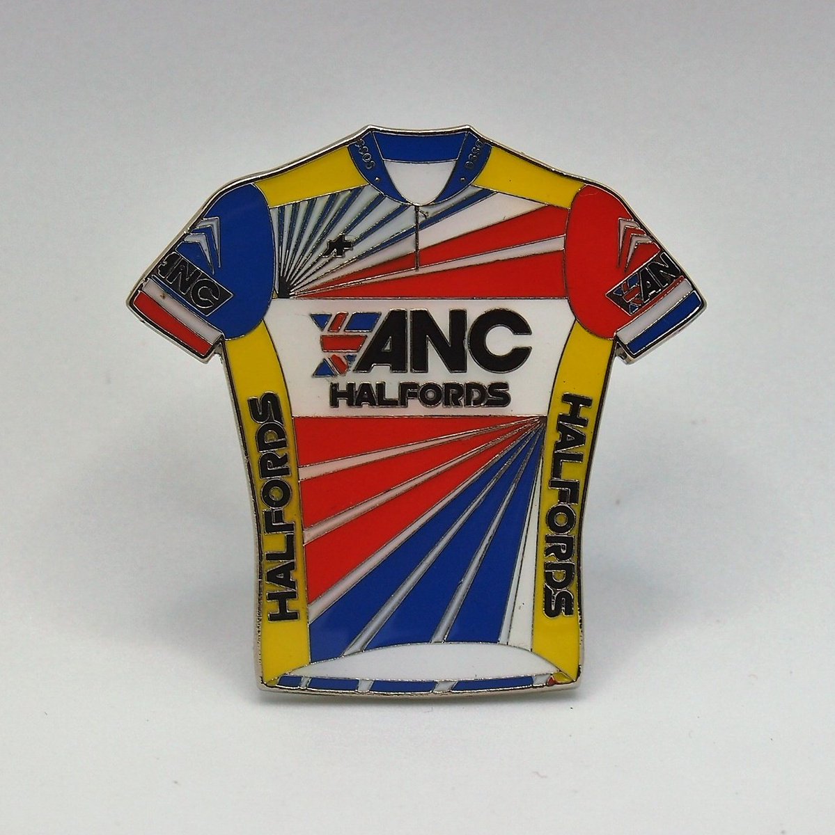 BadgesCiclismo's tweet image. 💥 GIVEAWAY💥 First giveaway of 2022, let's go! Like, follow and retweet for a chance to win this handsome, colourful little number. Winner announced Friday.