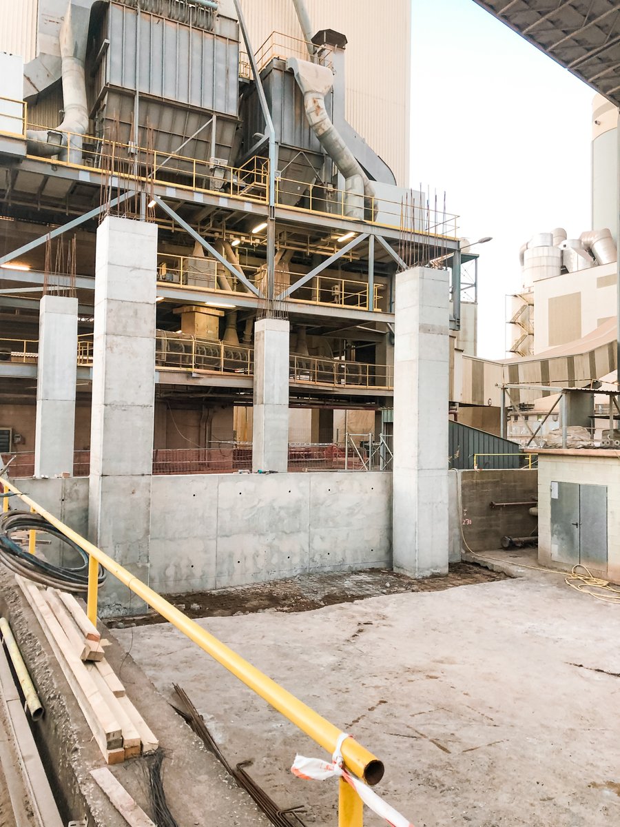 Os enseñamos el proceso de ejecución, desde la cimentación hasta cota +28m de la estructura de hormigón del nuevo silo para materias primas en @cemolins 🔝🔝
.
.
.
.
.
#Vialser #constructora #construccion #cemento #silo #obras #molinsderei #Mataró #maresme #barcelona