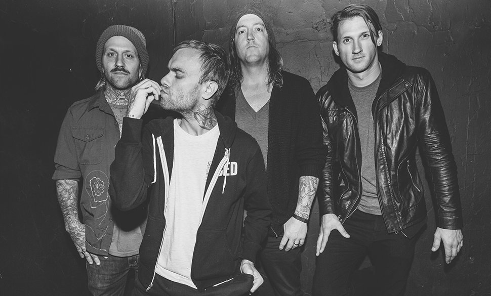 The used moving on. The used басист. The used moving on. The used басист. The used группа.