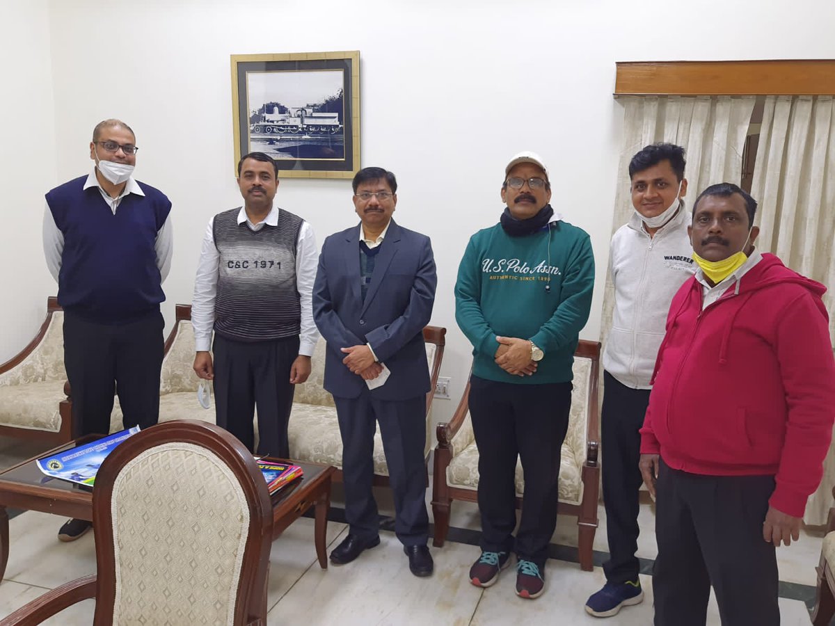 Irtcsockp1's tweet photo. @serailwaykol @DRMCKP @GMSERAILWAY @RailMinIndia @IR_CRB @AshwiniVaishnaw Team Irtcso met with Hon PCOM and PCCM sir to present annual calender and request about commissioning a new TTE Rest Room at SHM and SRC.Both Sirs were very encouraging and positive result is expected. https://t.co/pBkmbQOh8i