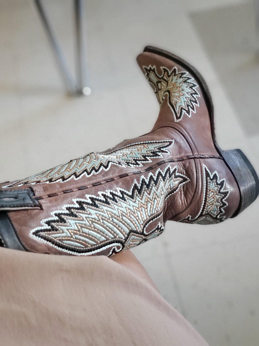 thebrimbar's tweet photo. @wfaa The most Western thing I own right now is a pair of Old Gringo boots. Bday gift to myself last year. #Fave #IAmUp https://t.co/Ggaamc2gqk