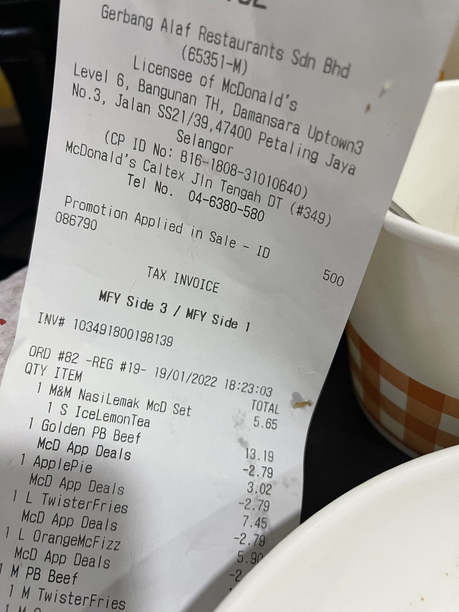 mizzatenn's tweet photo. Really disappointed!! Ni dah kali ketiga aku beli nasi lemak BASI dari branch yang sama!! Nak kata makan lambat? Aku beli pukul 6.23pm and now 7.30pm. Kesian anak aku nak makan 😭😢 Staff memang tak check ke kalau nasi dah ada bau nak basi? @McDMalaysia https://t.co/UTDMfcSmOp