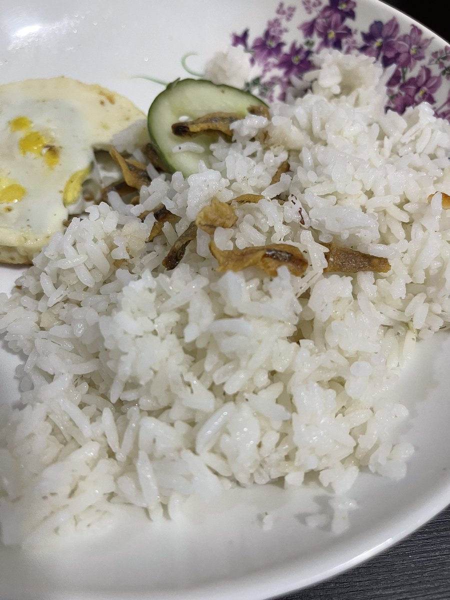 mizzatenn's tweet photo. Really disappointed!! Ni dah kali ketiga aku beli nasi lemak BASI dari branch yang sama!! Nak kata makan lambat? Aku beli pukul 6.23pm and now 7.30pm. Kesian anak aku nak makan 😭😢 Staff memang tak check ke kalau nasi dah ada bau nak basi? @McDMalaysia https://t.co/UTDMfcSmOp